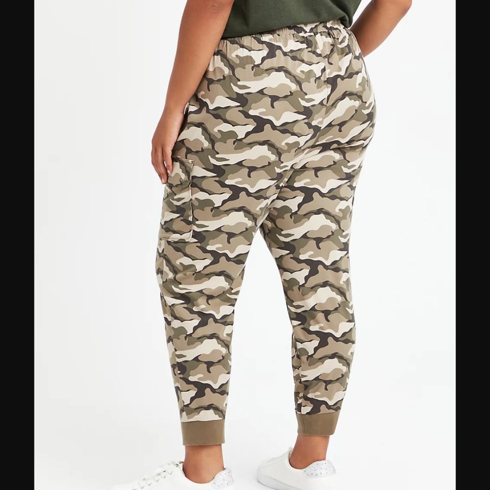 TORRID NWT RELAXED FIT CARGO CROP JOGGER - STRETCH CHALLIS CAMO WASH SIZE 3 - Picture 3 of 4